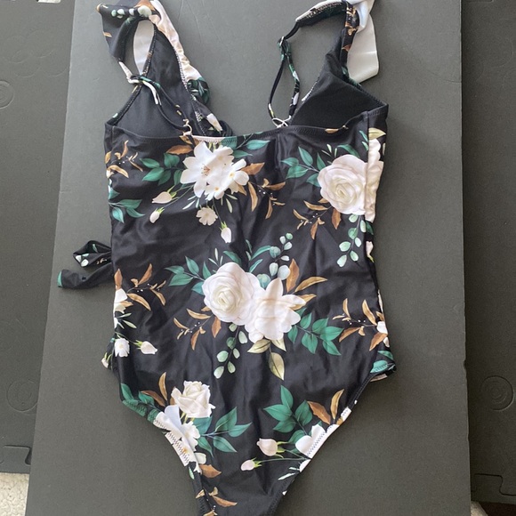 New Beachsissi Faux Wrap Floral Ruffle One Piece M - Picture 5 of 7